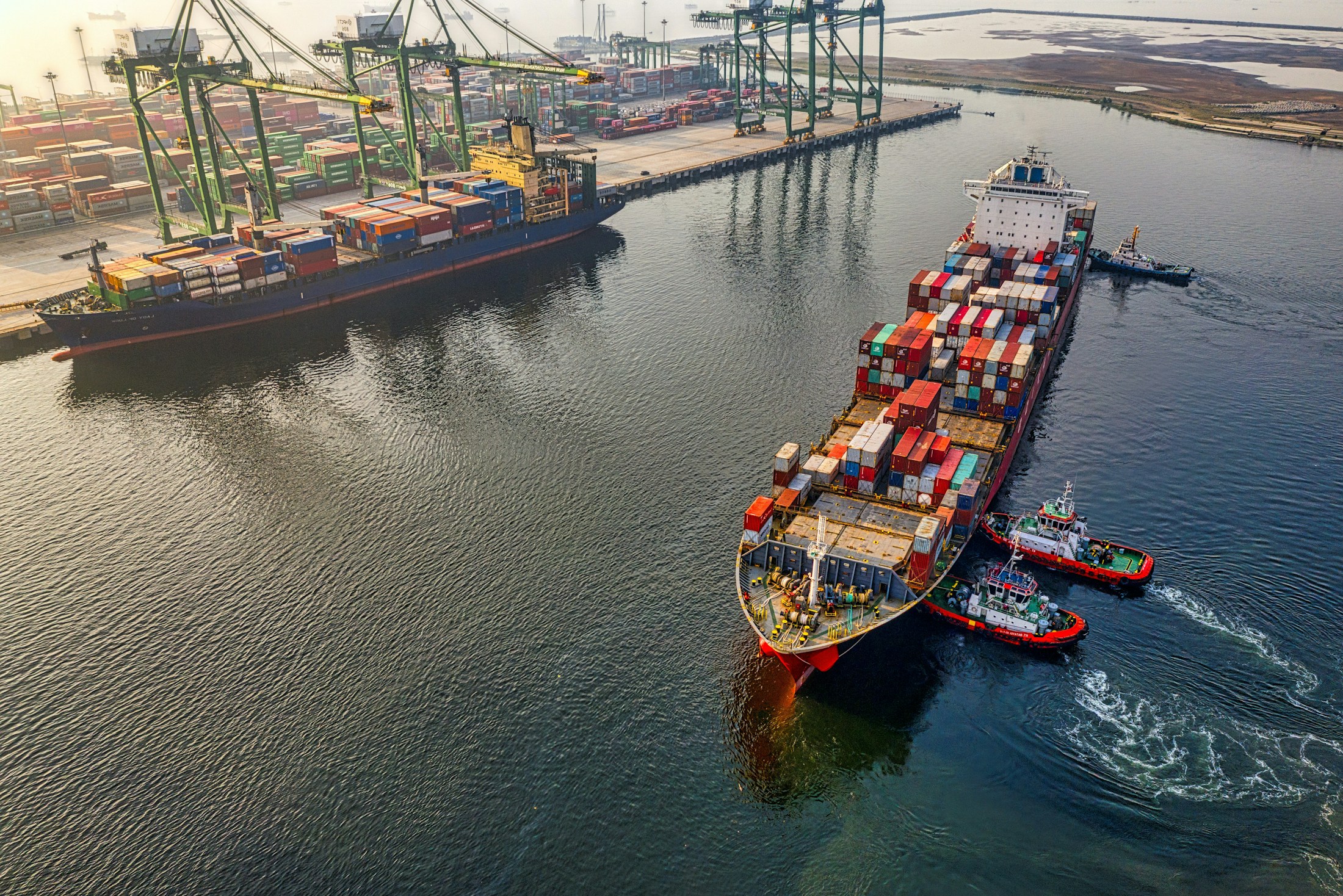 Containerschiff auf See als Symbol für den deutschen Außenhandel